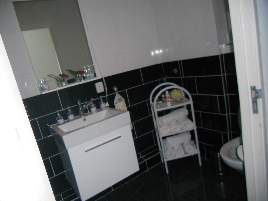 Sewdien'S Apartment Maashaven Rotterdam Oda fotoğraf