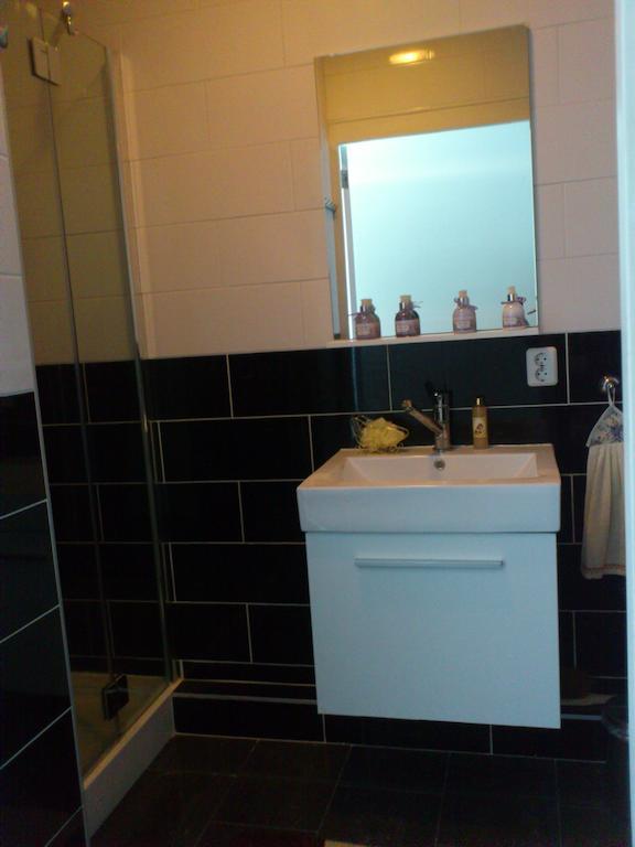 Sewdien'S Apartment Maashaven Rotterdam Oda fotoğraf