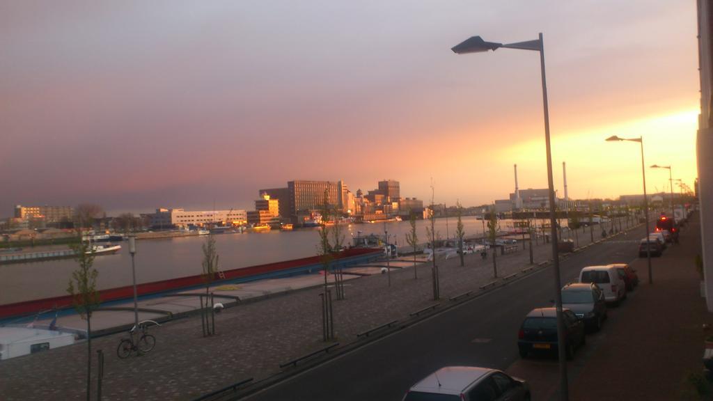 Sewdien'S Apartment Maashaven Rotterdam Oda fotoğraf