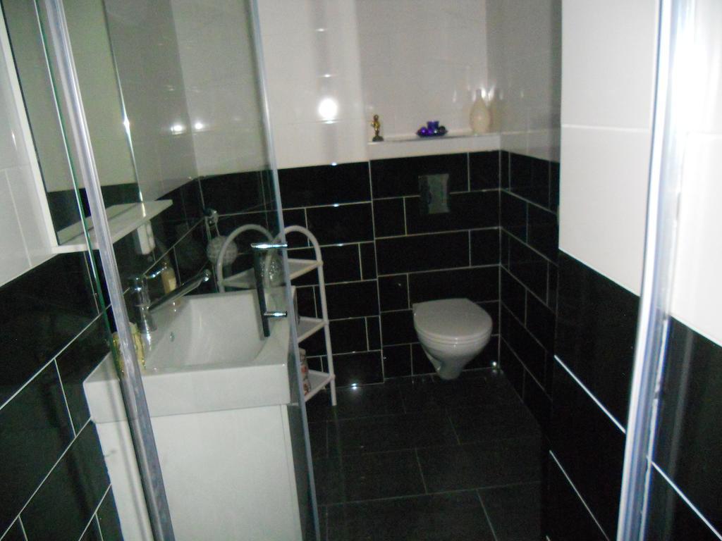 Sewdien'S Apartment Maashaven Rotterdam Oda fotoğraf